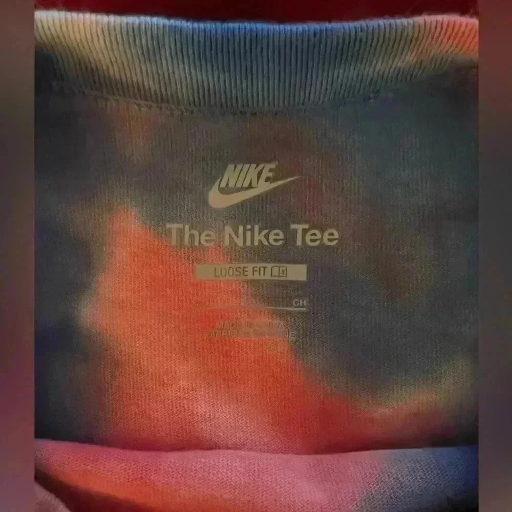 Men’s Size Small Loose Fit Nike Short Sleeve Shirt